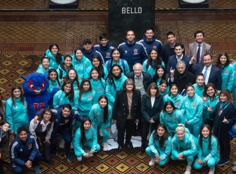 Visita del Plantel Femenino del Club Universidad de Chile a la Casa Central de la Universidad