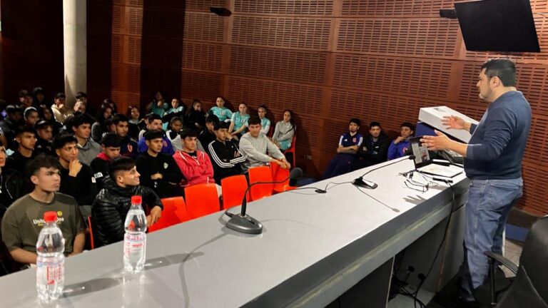 Charla sobre Uso de RR.SS para el Futbol Formativo del Club Universidad de Chile