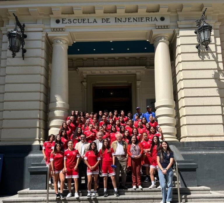 La Sub 16 femenina de la U visitó la Facultad de Ciencias Físicas y Matemáticas de la Universidad de Chile